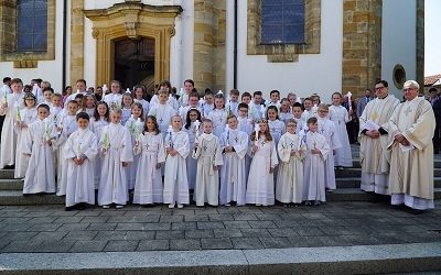 44 Kinder am Tisch des Herrn