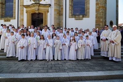 44 Kinder am Tisch des Herrn