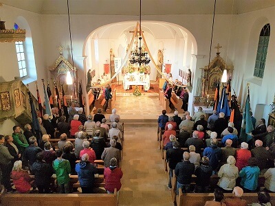 Kolping und KAB bei Festmesse zahlreich vertreten