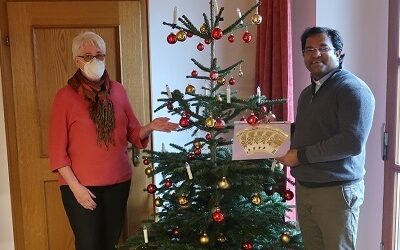 Pater Robin freut sich über Spende für Indien
