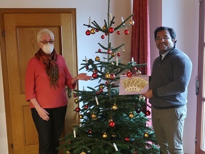Pater Robin freut sich über Spende für Indien