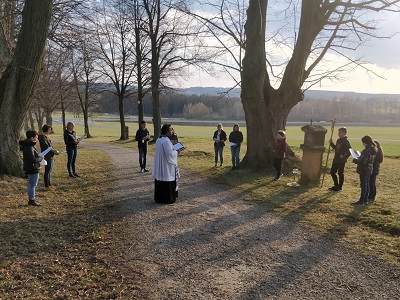 Ministranten beten Jugendkreuzweg