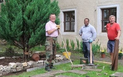 Fleißige Helfer im Pfarrhof-Garten