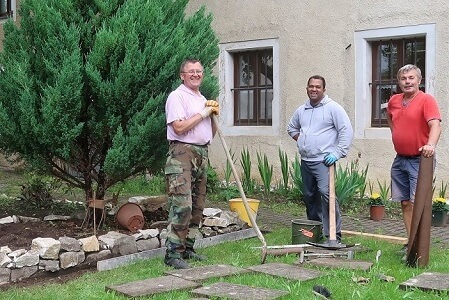 Fleißige Helfer im Pfarrhof-Garten