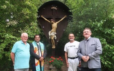 Wegkreuz in Axtheid-Berg erneuert und gesegnet