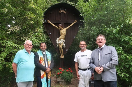Wegkreuz in Axtheid-Berg erneuert und gesegnet