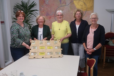 Schnäppchenladen spendet für Frauenhaus