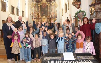 Kinderchor mit Eifer bei der Sache
