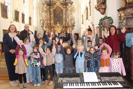 Kinderchor mit Eifer bei der Sache
